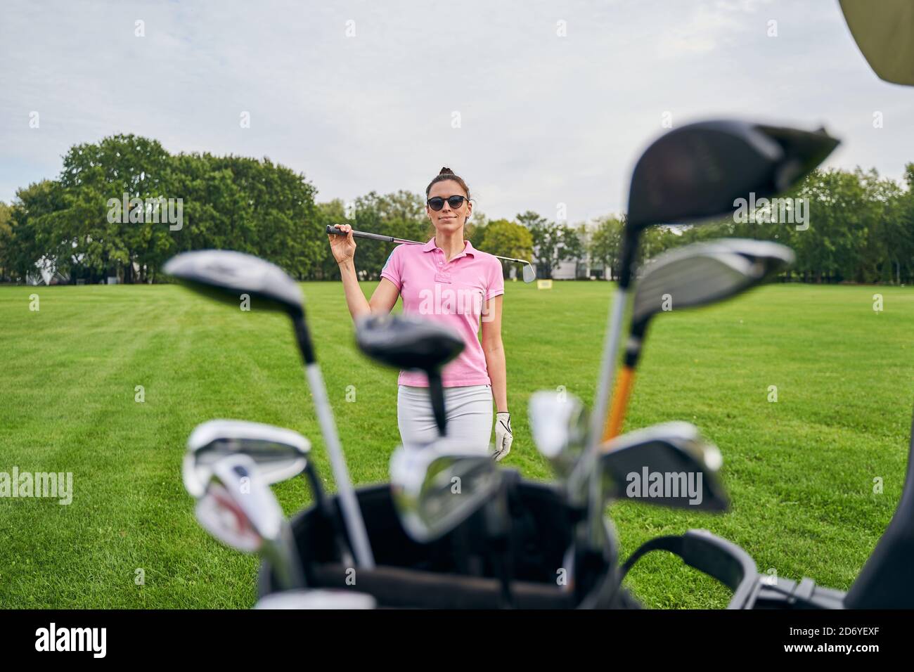 Kaukasische Golfspielerin auf dem Rasen Stockfoto