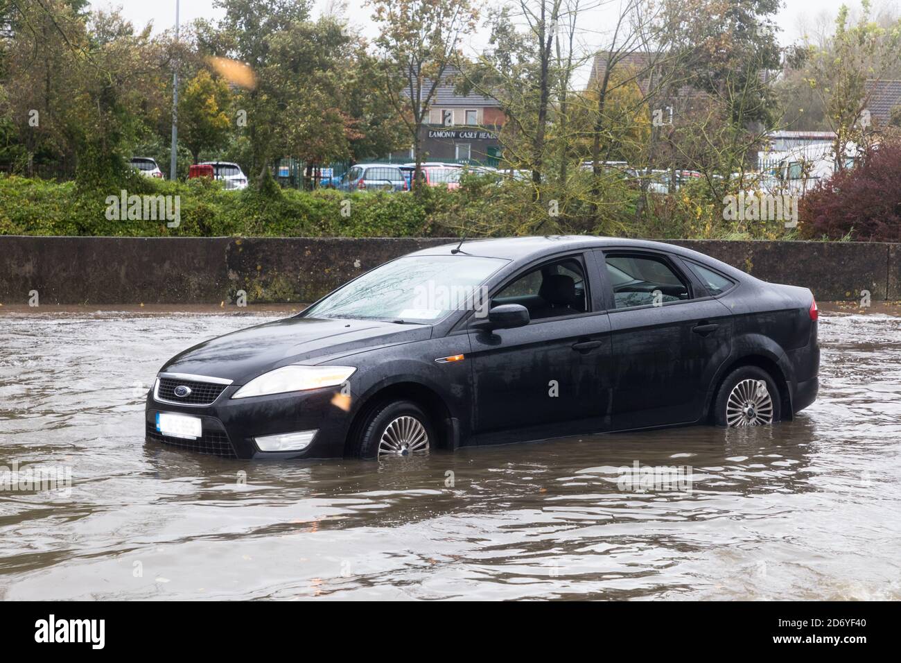 Carrigaline, Cork, Irland. Oktober 2020. Ein Auto, das aufgrund der Flut im Hochwasser gefangen war und die Crosshaven Road und das Stadtzentrum von Carrigaline, Co. Cork, Irland, überflutete. - Credit; David Creedon / Alamy Live News Stockfoto