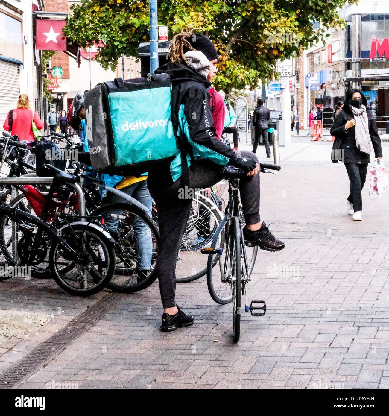 London UK Oktober 19 2020, Deliveroo Delivery Person on A Bicycle Delivering A Takeaway Food Order during Covid-19 Stockfoto