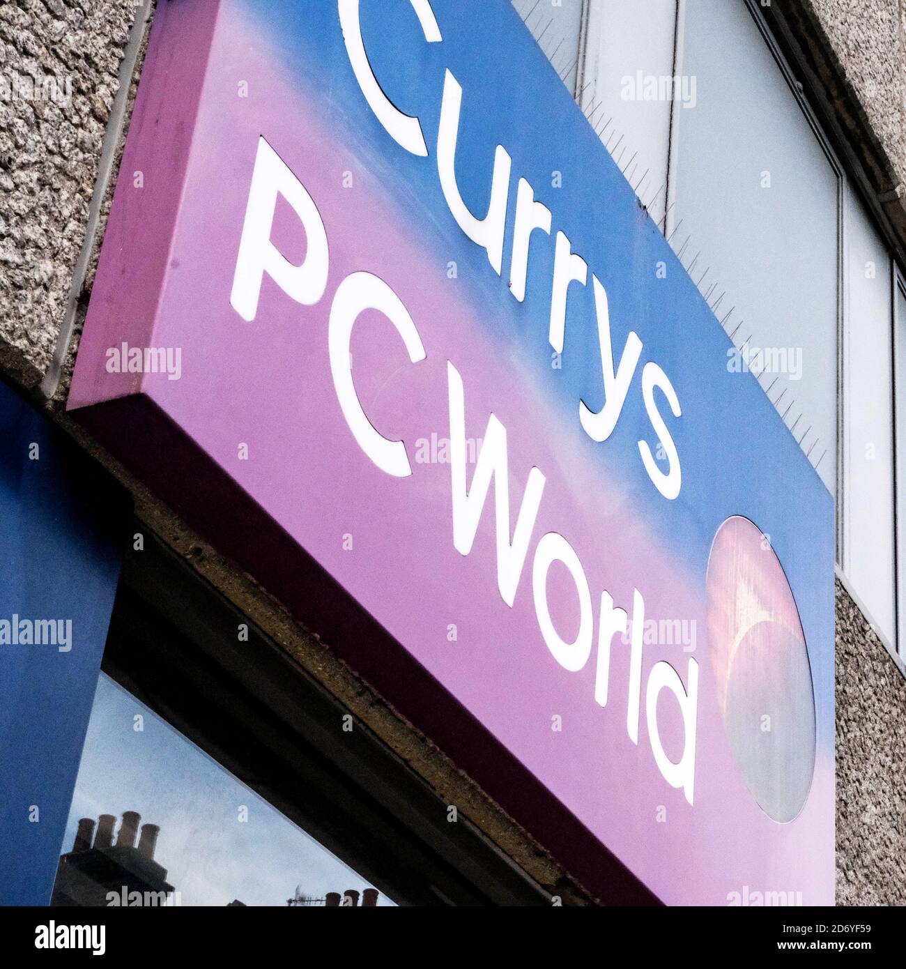 London Großbritannien Oktober 19 2020, Currys PC World Logo High Street Shop Sign Stockfoto