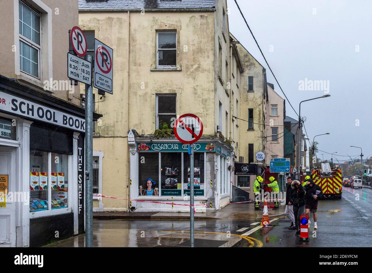 Cork, Irland. 20th Oktober 2020. Schiefer fielen heute Morgen wegen des starken Windes von einem Gebäude an der Ecke Dunbar Street und George's Quay ab. Die Feuerwehr hat sich um die Sicherheit des Dachs bekümmert. Die Straße war für kurze Zeit gesperrt. Quelle: AG News/Alamy Live News Stockfoto