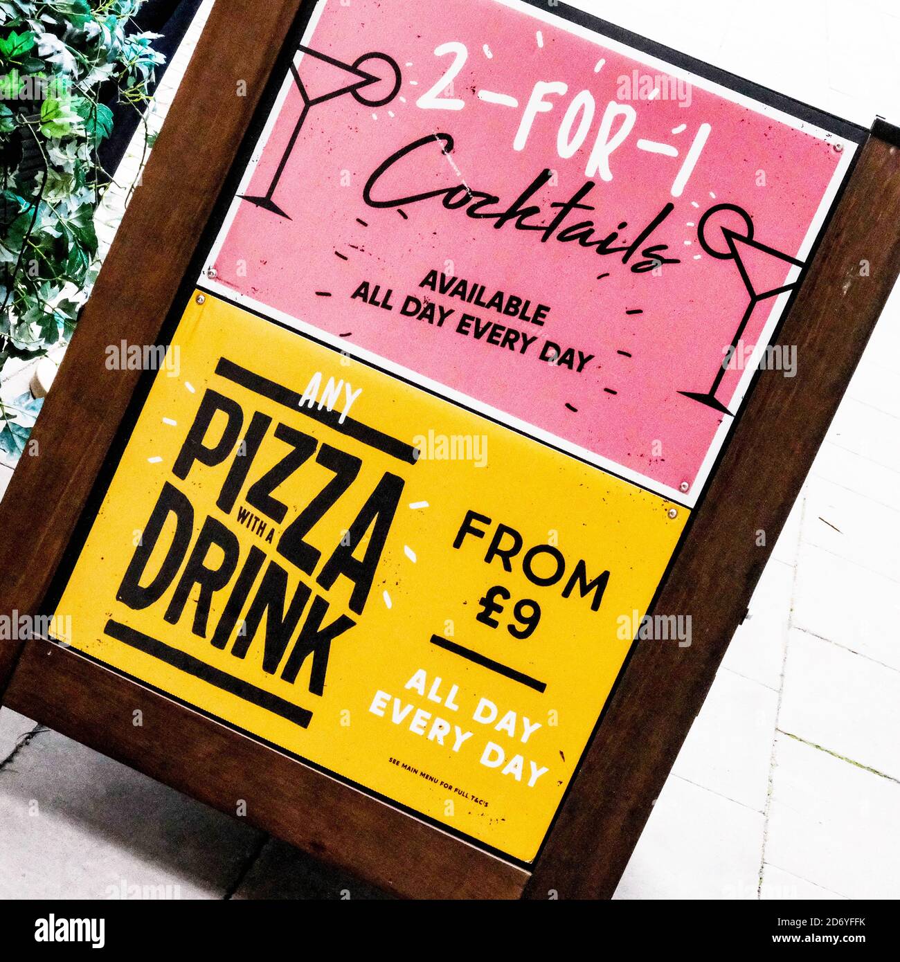 London UK Oktober 19 2020, High Street Hospitality Industry Restaurant Bar Werbung Ermäßigungen bei Speisen und Getränken während der Covid-19 Pandemie Stockfoto