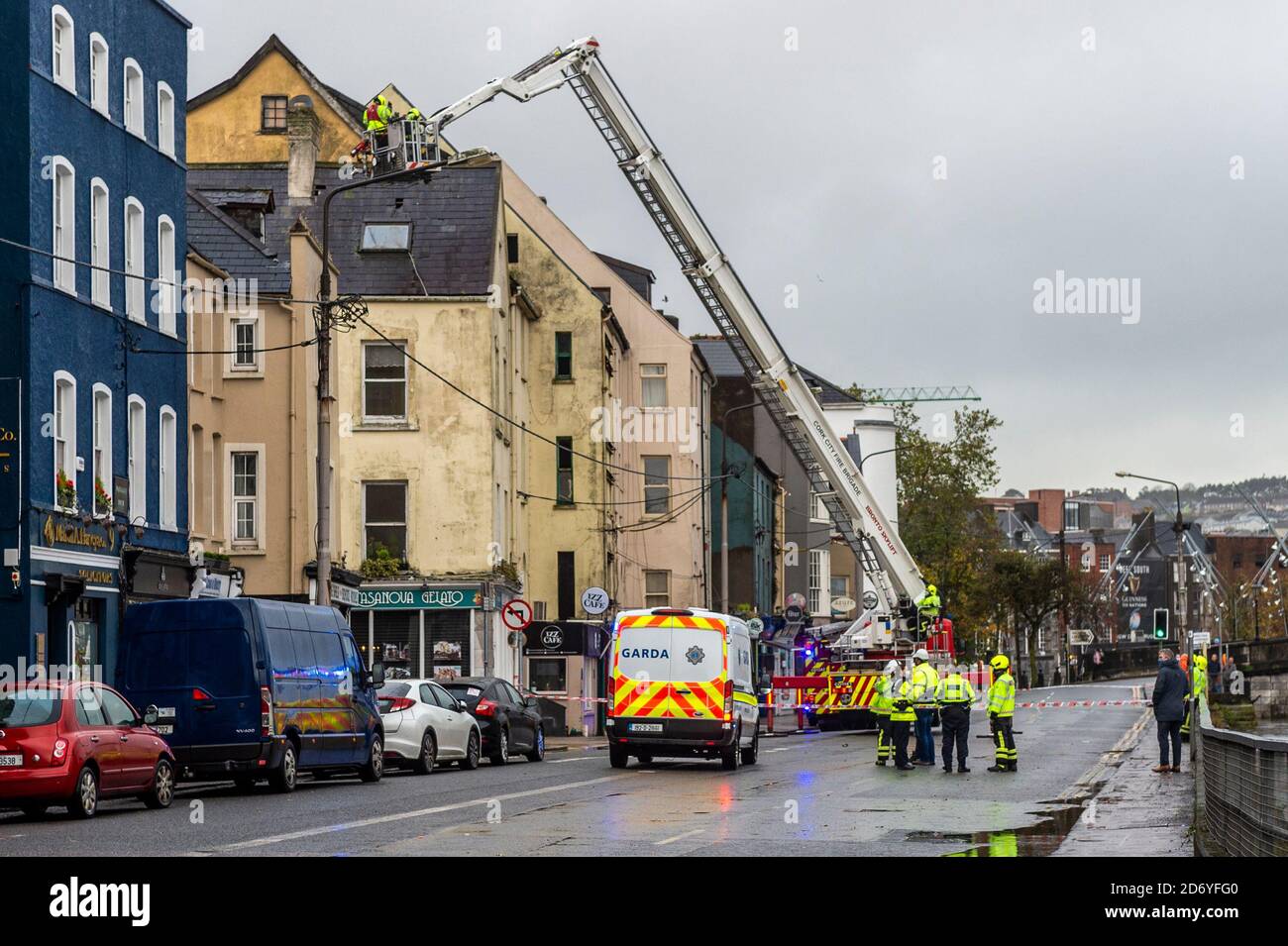 Cork, Irland. 20th Oktober 2020. Schiefer fielen heute Morgen wegen des starken Windes von einem Gebäude an der Ecke Dunbar Street und George's Quay ab. Die Feuerwehr hat sich um die Sicherheit des Dachs bekümmert. Die Straße war für kurze Zeit gesperrt. Quelle: AG News/Alamy Live News Stockfoto