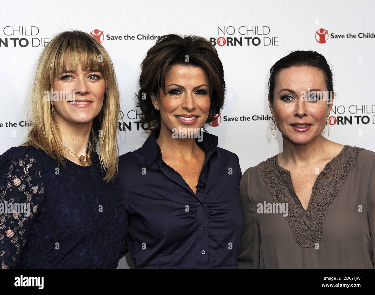 (l-r) Edith Bowman, Natasha Kaplinsky und Amanda Mealing nehmen an einer Fotoaktion zur Unterstützung von Save the Children's neuer Kampagne No Child Born to die Teil, die ein Ende des Todes von Millionen von Kindern fordert, die jedes Jahr an vermeidbaren Ursachen sterben. Stockfoto