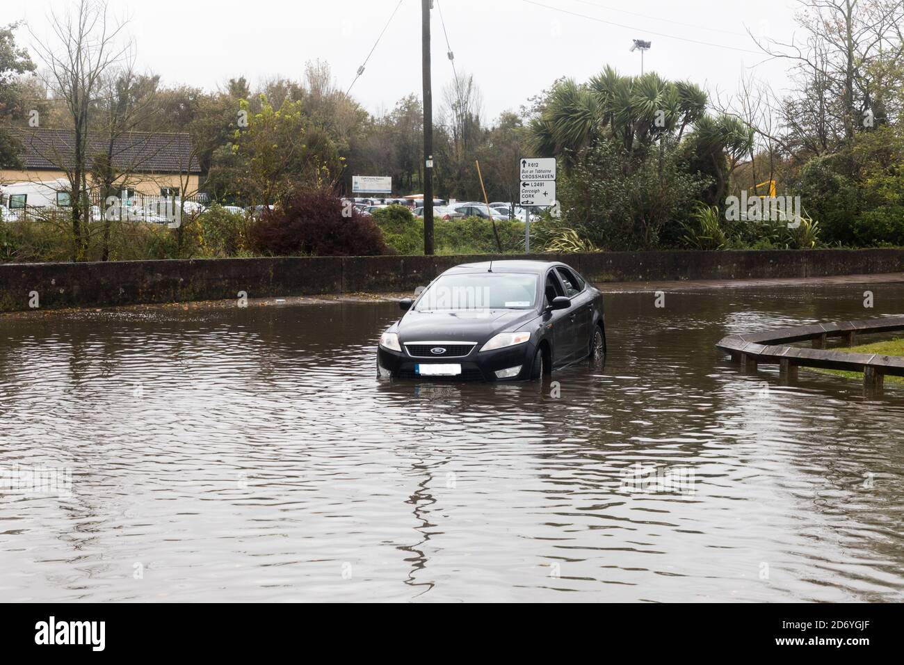 Carrigaline, Cork, Irland. Oktober 2020. Ein Auto, das aufgrund der Flut im Hochwasser gefangen war und die Crosshaven Road und das Stadtzentrum von Carrigaline, Co. Cork, Irland, überflutete. - Credit; David Creedon / Alamy Live News Stockfoto