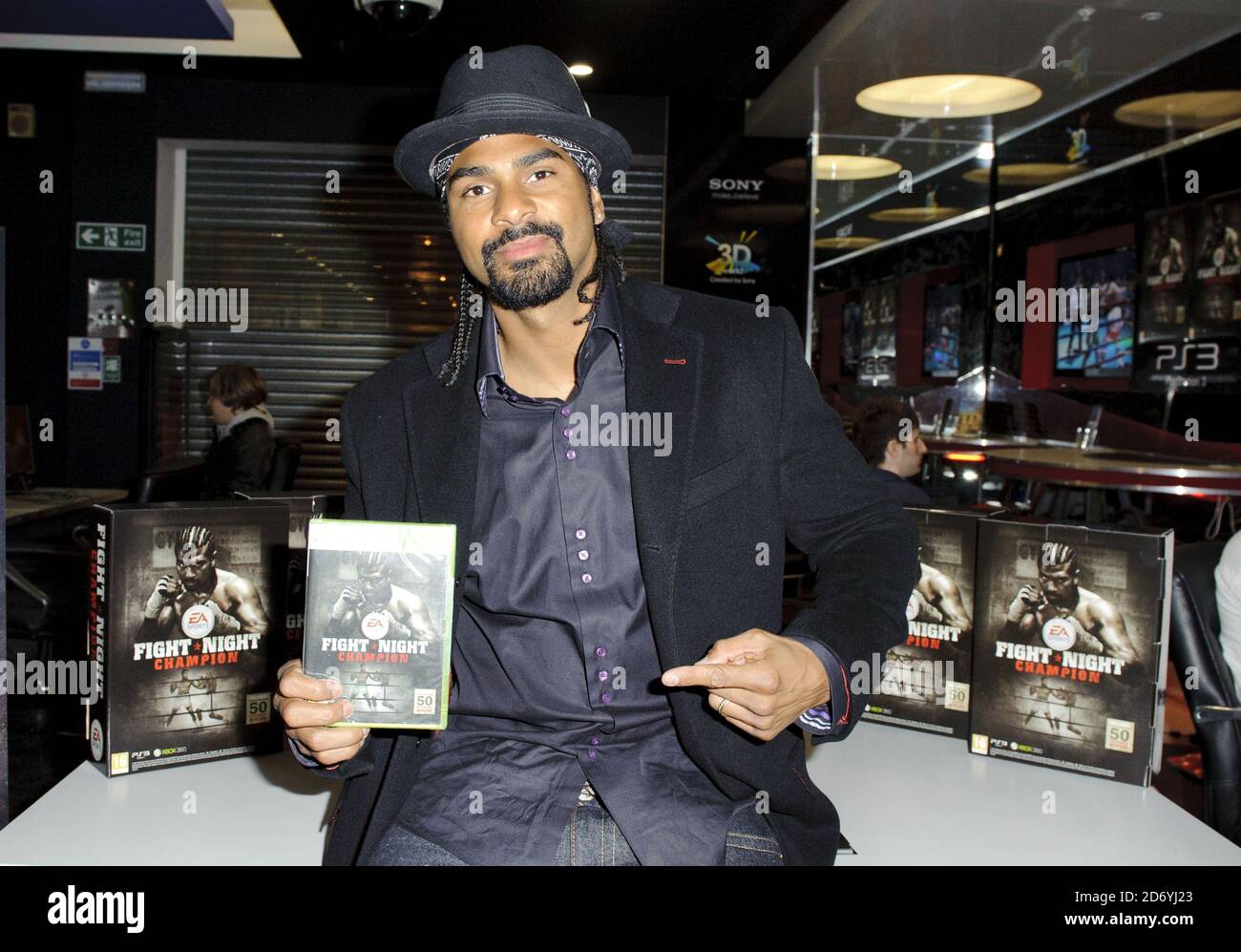 Boxer David Haye in der HMV Gamerbase am Trocadero im Zentrum von London, wo er Cops of Fight Night Champion für Fans unterschrieb. Stockfoto