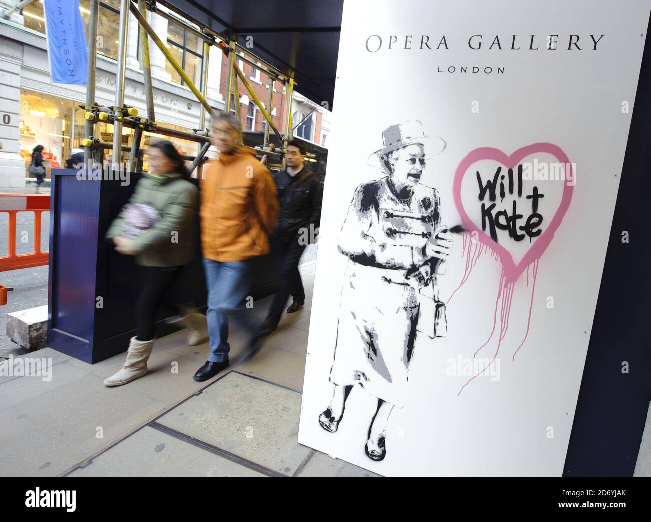 Ein Werk des Straßenkünstlers Rich Simmons vor der Opera Gallery in der Bond Street im Zentrum Londons. Stockfoto