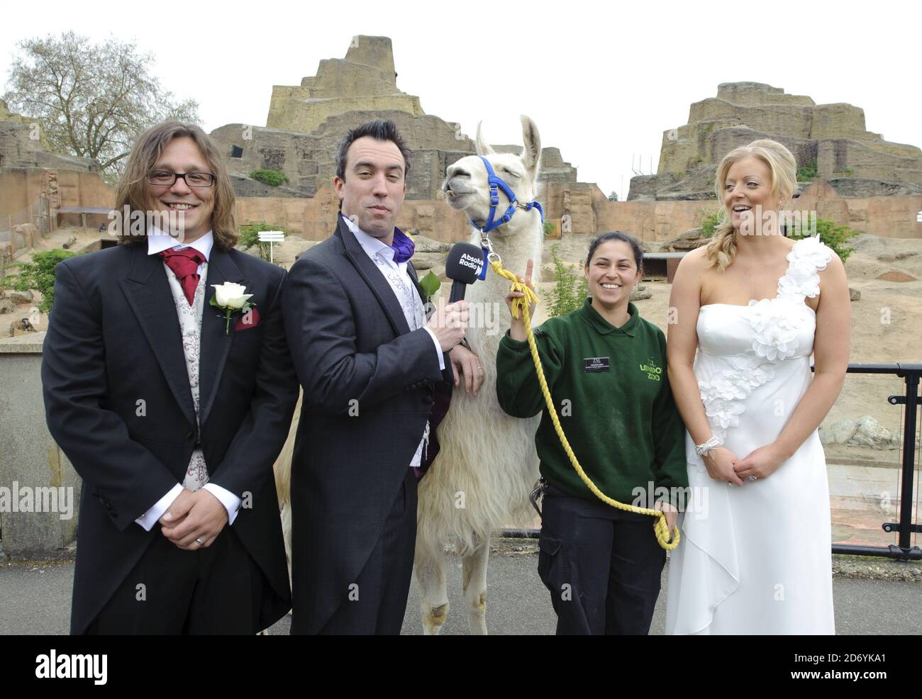 Rikki Parker und Rachel Barrett (im Bild mit Christian O'Connell) heiraten live auf der Christian O'Connell Breakfast Show auf Absolute Radio, im London Zoo im Zentrum von London. Das Paar gewann einen Wettbewerb von BT gesponsert, um eine alle Kosten bezahlt Hochzeit und Flitterwochen zu gewinnen. Stockfoto