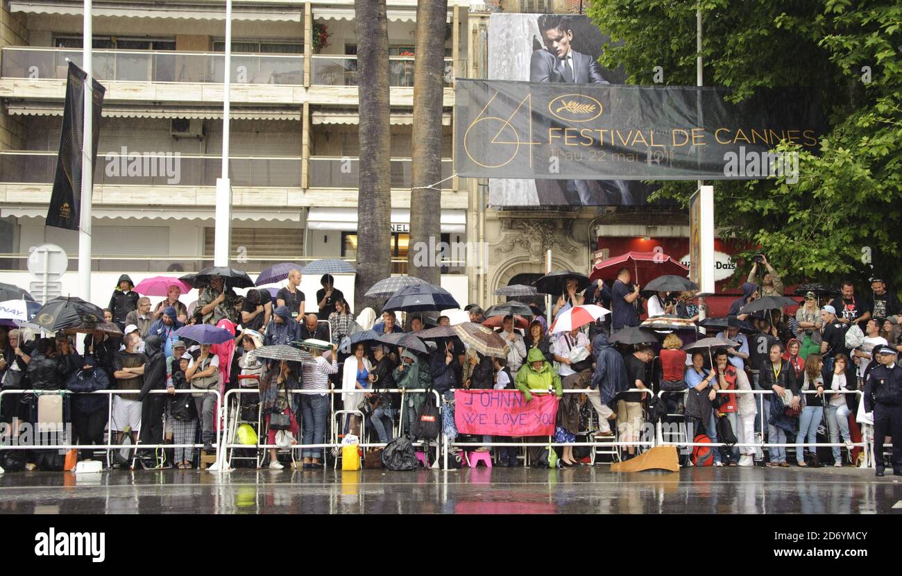 Fans warten im Regen auf die Premiere von Pirates of the Caribbean 4, während der 64. Internationalen Filmfestspiele von Cannes, im Palais des Festivals in Cannes, Frankreich. Stockfoto