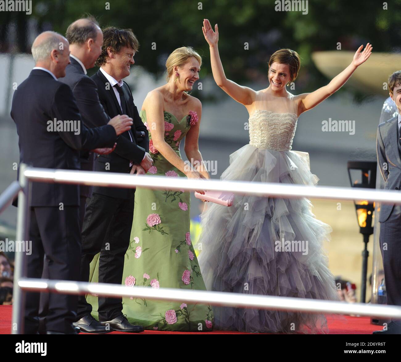 Emma Watson und JK Rowling bei der Weltpremiere von Harry Potter und die Heiligtümer des Todes Teil 2, auf dem Trafalgar Square im Zentrum von London. Stockfoto