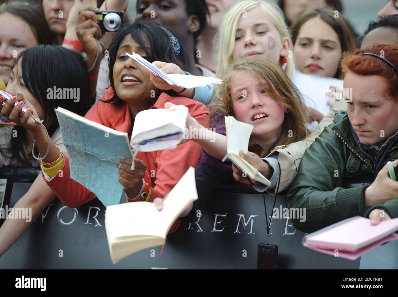 Atmosphäre bei der Weltpremiere von Harry Potter und die Heiligtümer des Todes Teil 2, am Trafalgar Square im Zentrum von London. Stockfoto