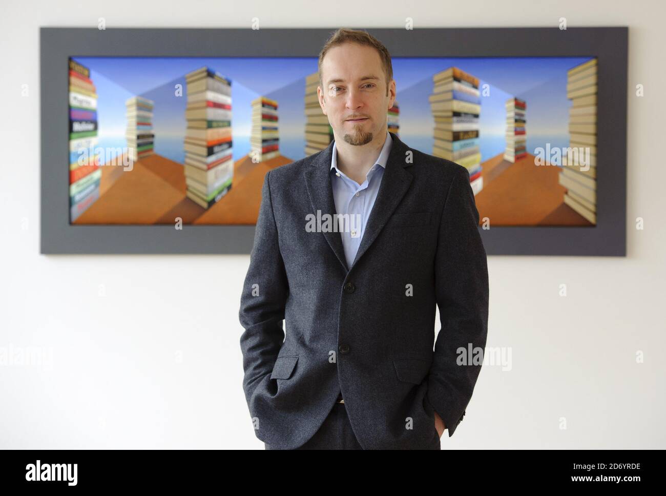 Derren Brown in einer privaten Ansicht der Retrospektive von Patrick Hughes in der Flowers Gallery im Osten Londons. Stockfoto