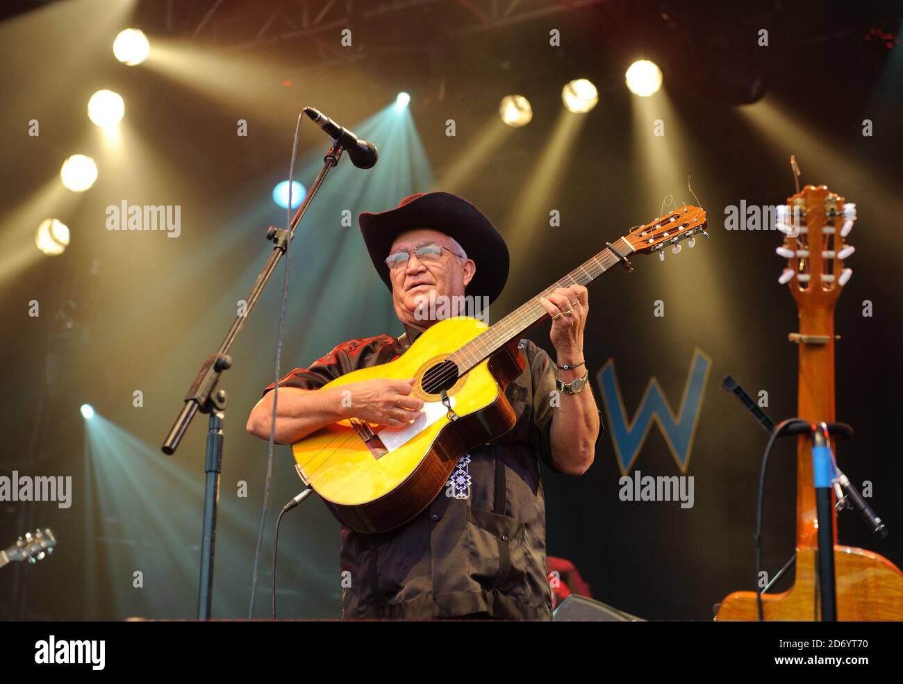 ELIADES Ochoa of Afro Cubism beim Womad Festival in Charlton Park, Wiltshire. Stockfoto
