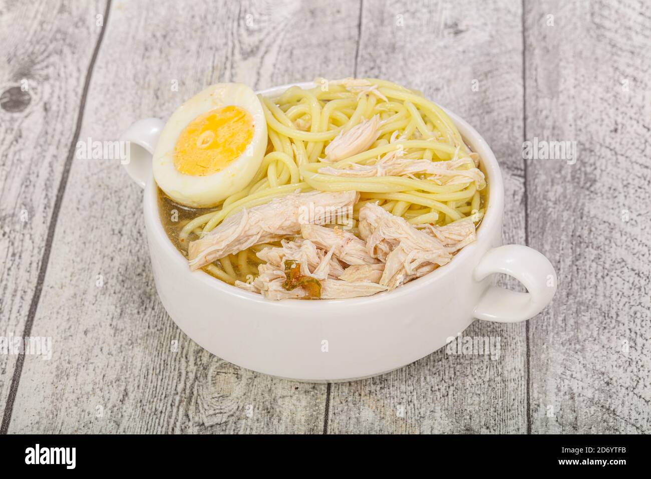 Japanische Küche: Ramen-Suppe mit Hühnerfleisch, das als Ei serviert wird Stockfoto
