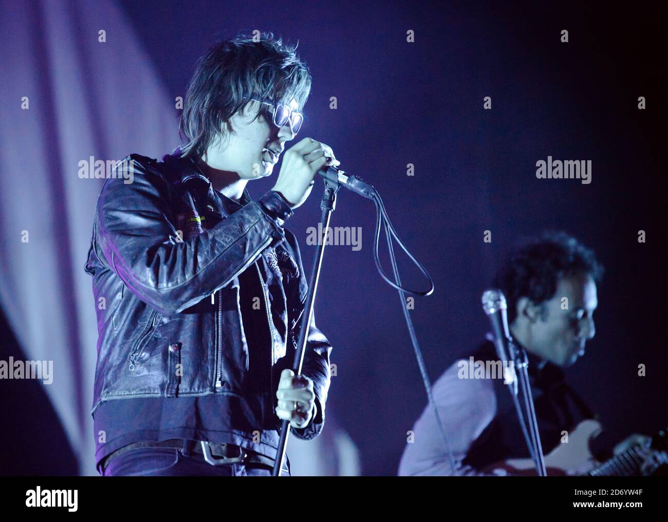 Julian Casablancas von The Strokes am zweiten Tag des Reading Festivals in Berkshire. Stockfoto