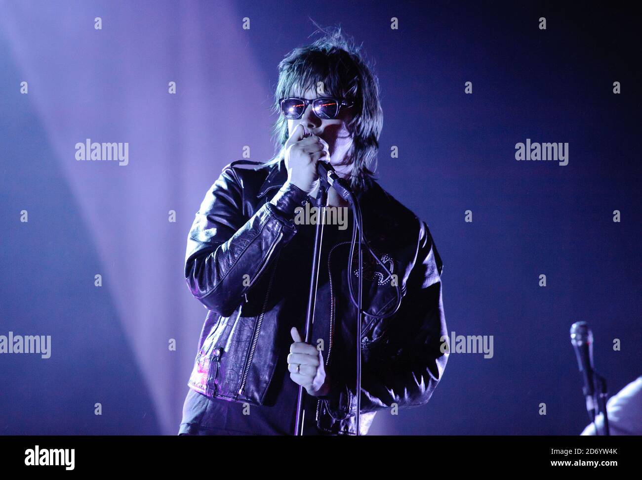 Julian Casablancas von The Strokes am zweiten Tag des Reading Festivals in Berkshire. Stockfoto