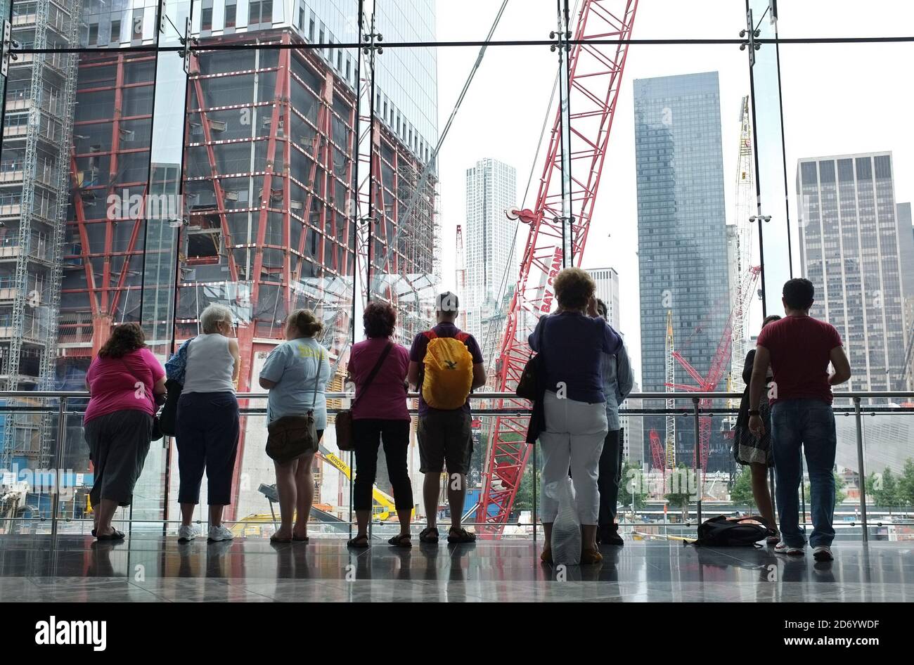 Die Besucher einer Galerie blicken auf die Baustelle am Ground Zero im Finanzdistrikt von New York, wo neue Gebäude des World Trade Centers errichtet werden, wenn der 10. Jahrestag der Terroranschläge von 9/11 anrückt. Stockfoto