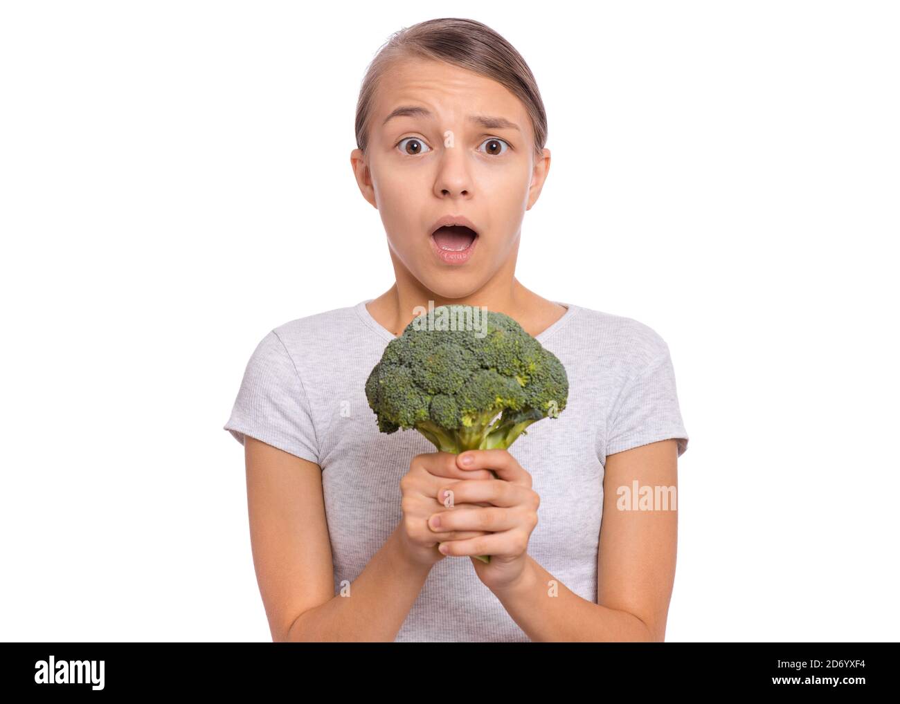 Happy schöne junge Teenager-Mädchen hält perfekte Produkt für die Diät grünen Brokkoli, isoliert auf weißem Hintergrund Stockfoto