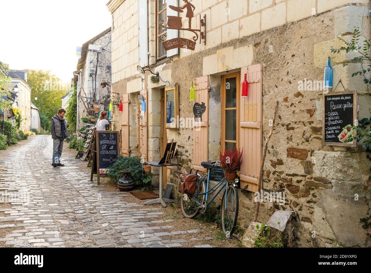 Frankreich, Maine et Loire, Loire-Tal als Weltkulturerbe der UNESCO, Ile de Behuard, Behuard, Straße im Dorf und die Bar-Restaurant-Guingue Stockfoto