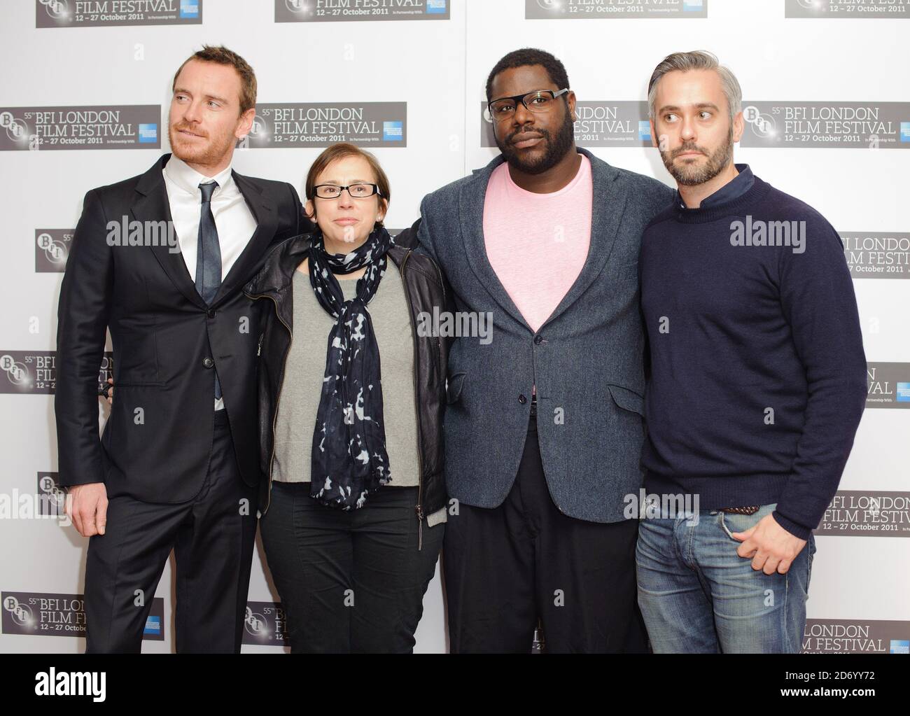 (l-r) Michael Fassbender, Abi Morgan, Steve McQueen und Ian Canning im Rahmen des BFI London Film Festivals bei einer Fotoserie für Shame. Stockfoto