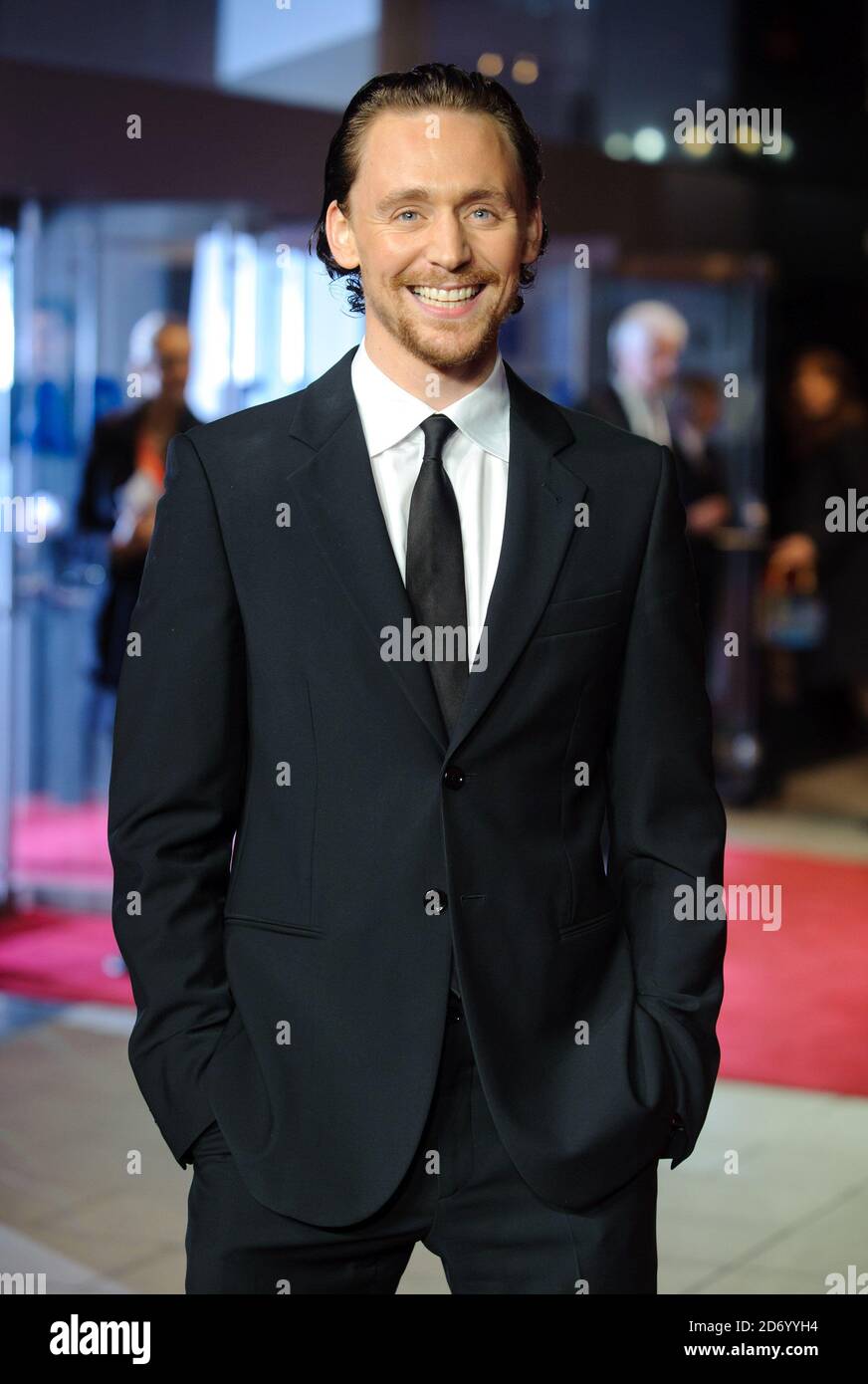 Tom Hiddleston kommt bei der Premiere von Deep Blue Sea an, die im Odeon-Kino am Leicester Square als Abschlussgala des BFI London Film Festival stattfindet. Stockfoto
