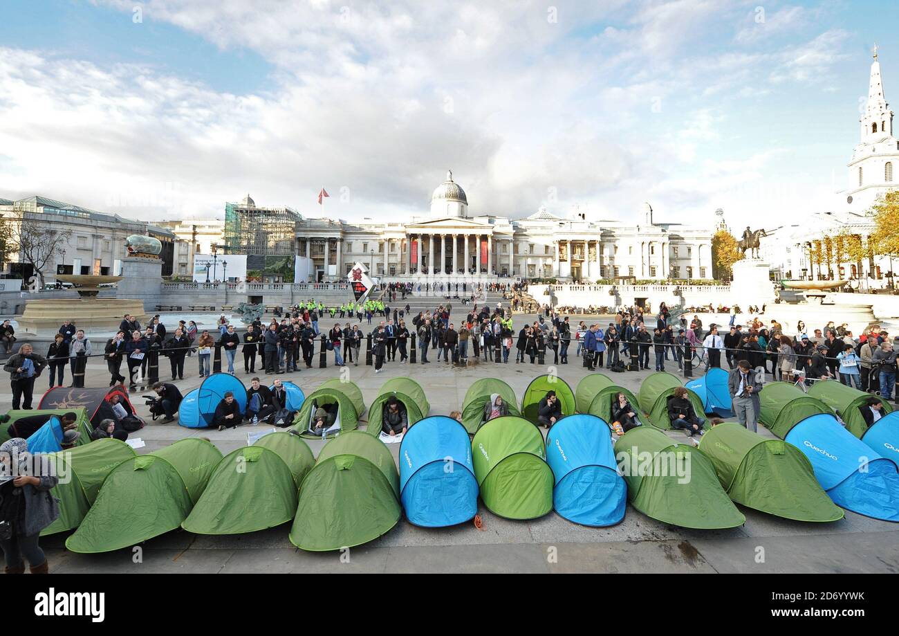 Demonstranten brechen sich von den heutigen studentischen Demonstranten ab, um den Trafalgar Square im Zentrum von London zu besetzen, bevor die Polizei das Gebiet räumte, indem sie Demonstranten festnahmen, die sich weigerten, sich zu bewegen. Stockfoto