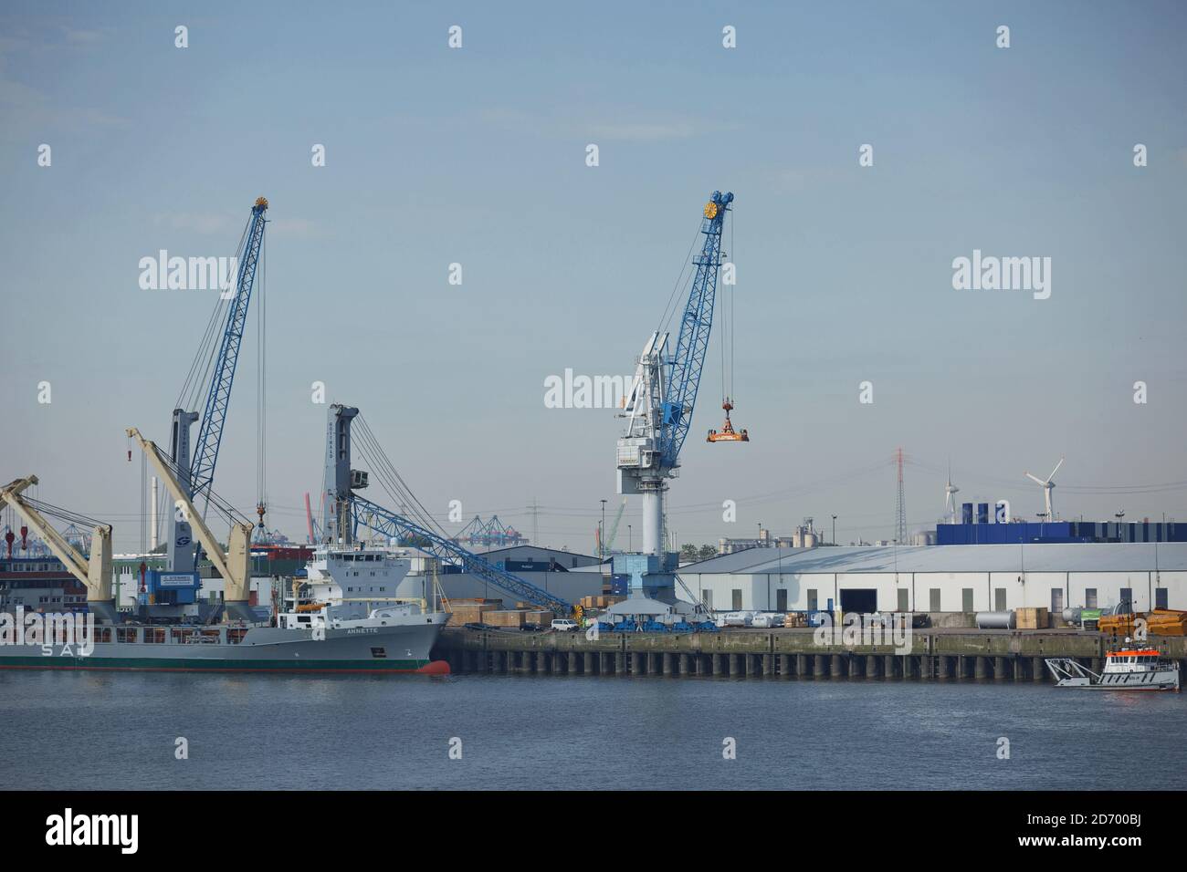 Hamburg, Deutschland - 19. September 2017: Hamburger Hafen an der Elbe, größter Hafen Deutschlands und einer der verkehrsreichsten Häfen Europas Stockfoto