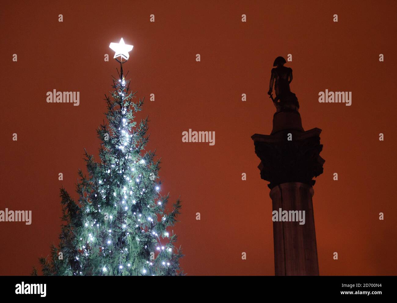 Der Trafalgar Square Christmas Tree im Zentrum von London wird in einer öffentlichen Zeremonie eingeschaltet, an der der Oberbürgermeister von Westminster und ihr Amtskollege aus Oslo teilnehmen. Der Baum wird London von der Stadt Oslo als Zeichen der Dankbarkeit für die britische Unterstützung für Norwegen während des Zweiten Weltkriegs gespendet Stockfoto