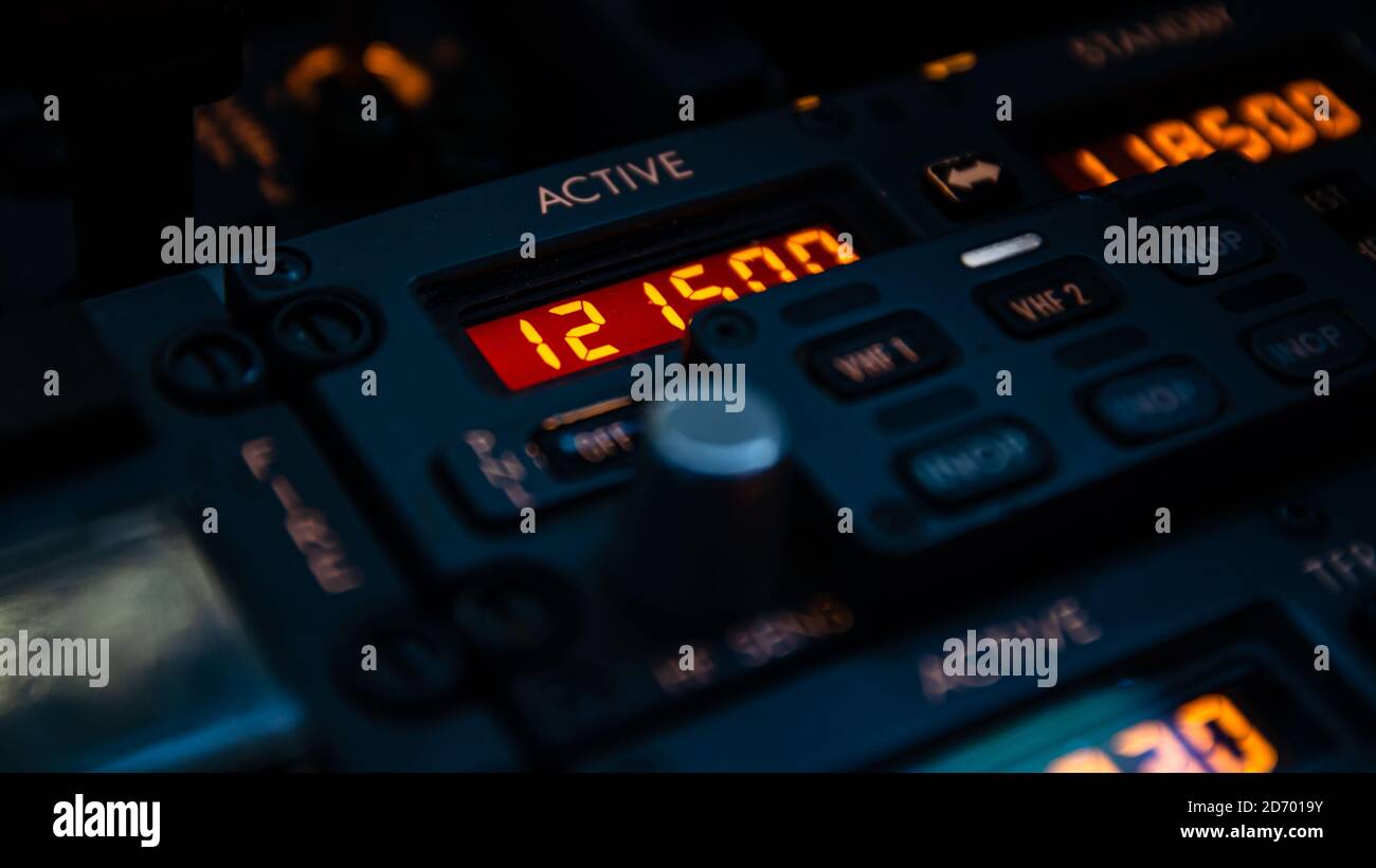 Notfrequenz aktiv im Radio Panel des modernen Düsenflugzeugs ausgewählt. Airliner Cockpit Details Stockfoto