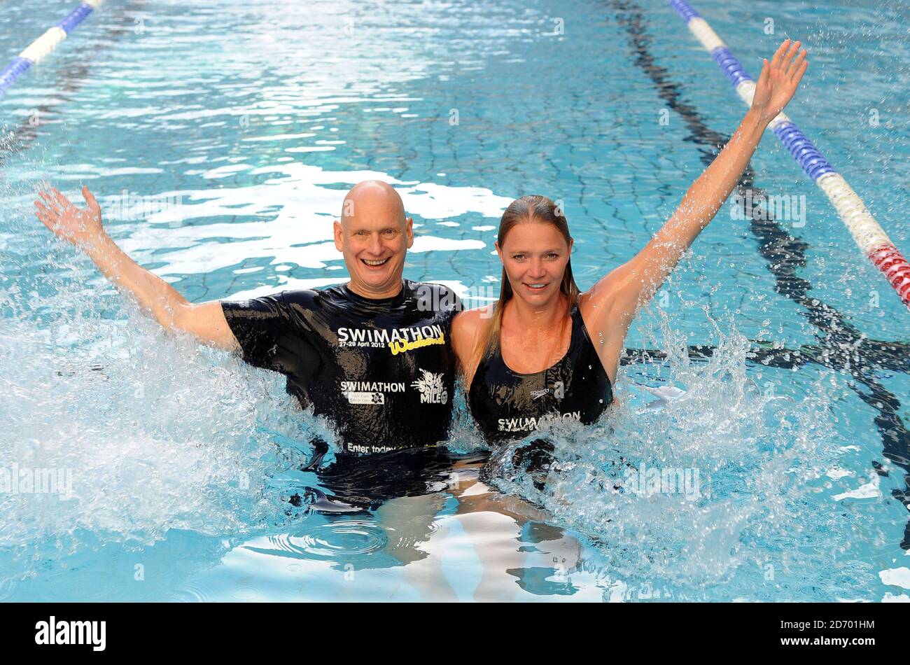 Jodie Kidd und Duncan Goodhew im Bild beim Start des Swimathon 2012 Fundraising Weekends, das am 27-29. April im Oasis Sports Center im Zentrum von London stattfindet. Stockfoto