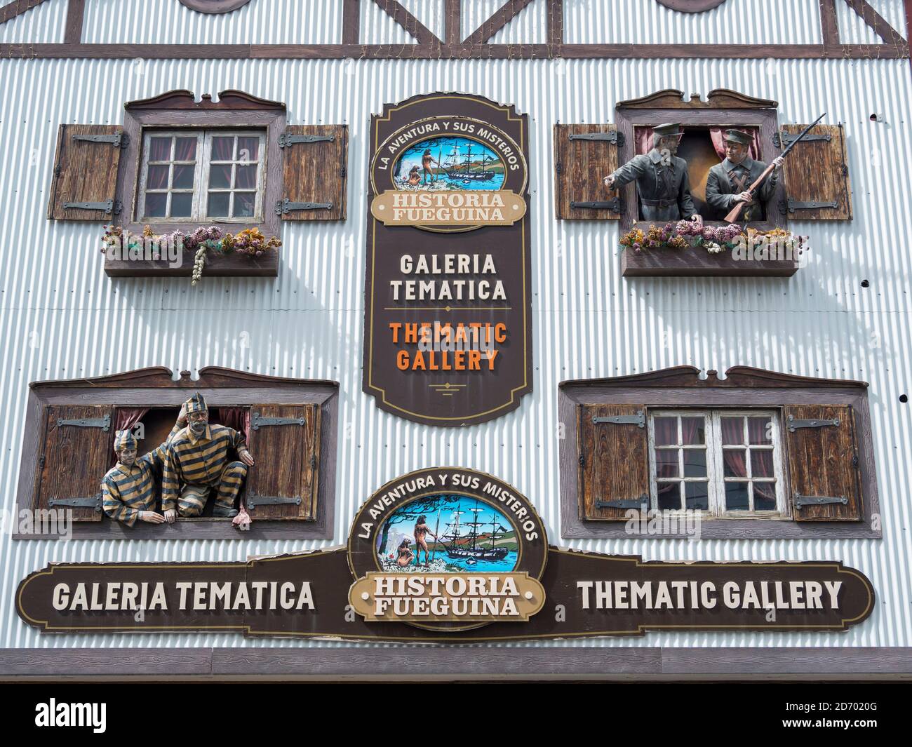 Stadt Ushuaia auf Feuerland in Patagonien. Fassade einer Touristenattraktion mit Figuren aus der Geschichte als Gefängnisstandort von Feuerland. So Stockfoto