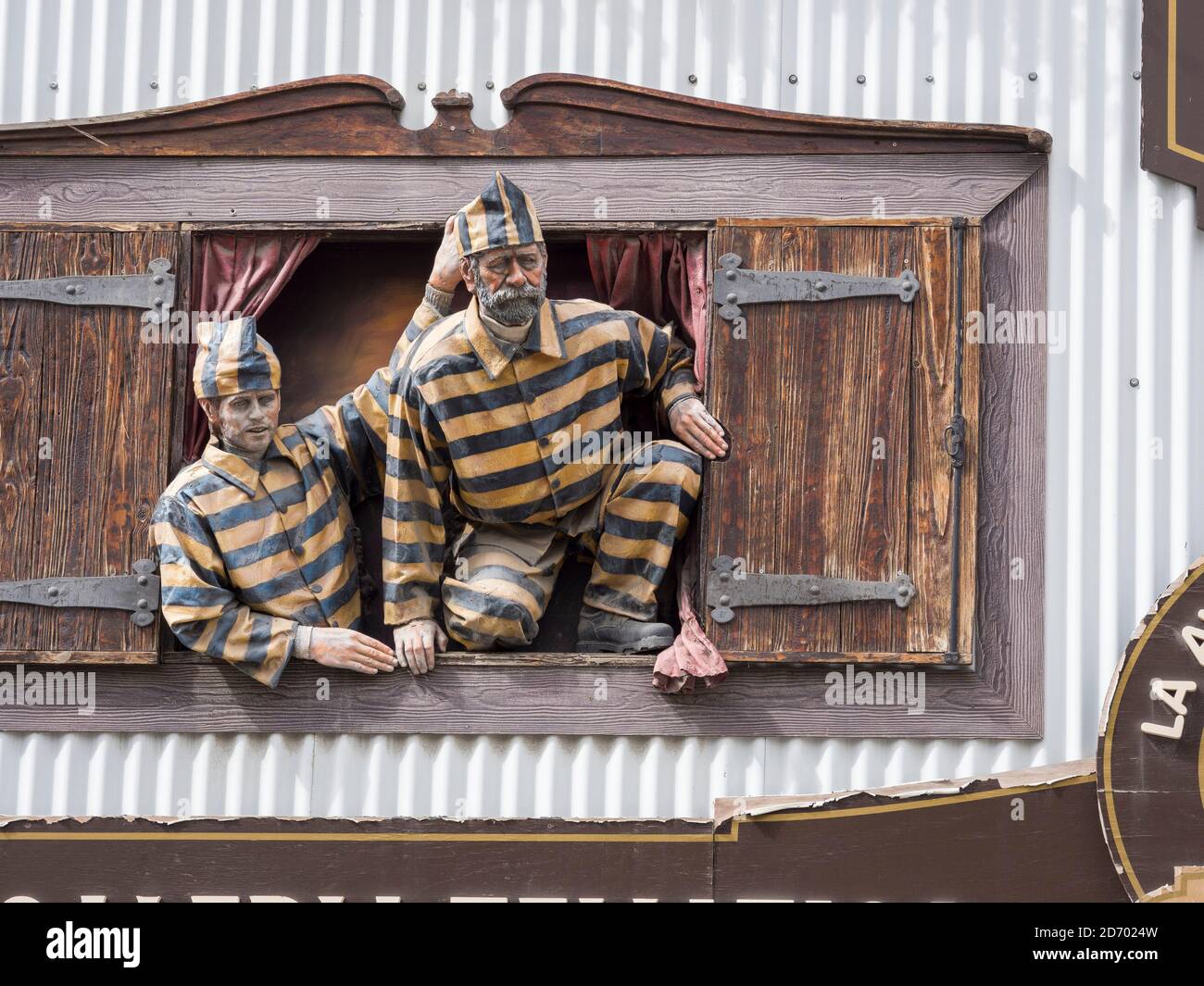 Stadt Ushuaia auf Feuerland in Patagonien. Fassade einer Touristenattraktion mit Figuren aus der Geschichte als Gefängnisstandort von Feuerland. So Stockfoto