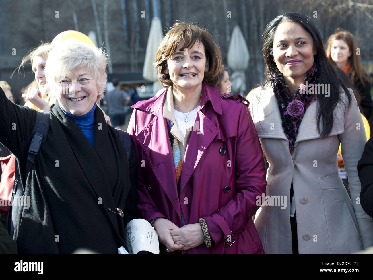 Cherie Booth schließt sich Unterstützern an, während sie sich an der Millennium Bridge in London versammeln, für Join Me on the Bridge 2012, die weltweit größte Kampagne für Frauenrechte am Internationalen Frauentag. Stockfoto