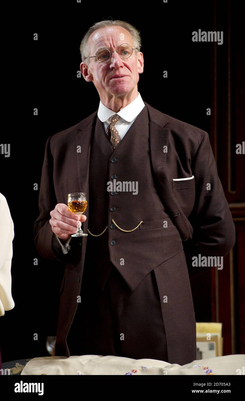 Nicholas Farrell spielt Szenen aus der Browning-Version im Harold Pinter Theater im Zentrum von London. Stockfoto