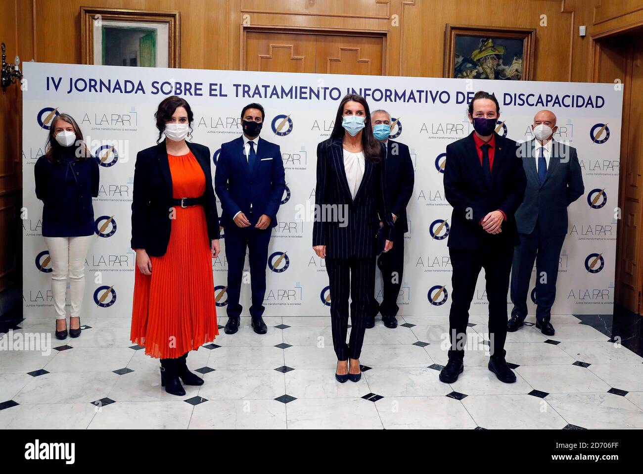 Madrid, Spanien. Oktober 2020. Die spanische Königin Letizia (C, vorne) posiert für ein Familienfoto neben dem zweiten stellvertretenden spanischen Premierminister Pablo Iglesias (R, vorne) und der Regionalpräsidentin von Madrid, Isabel Diaz Ayuso (L, vorne), während sie am 4. Forum über die Meldung von Behinderungen neben dem zweiten stellvertretenden spanischen Ministerpräsidenten Pablo Iglesias (R) teilnehmen. Und die Regionalpräsidentin von Madrid, Isabel Diaz Ayuso, in Madrid, Spanien, am 20. Oktober 2020. Quelle: CORDON PRESS/Alamy Live News Stockfoto