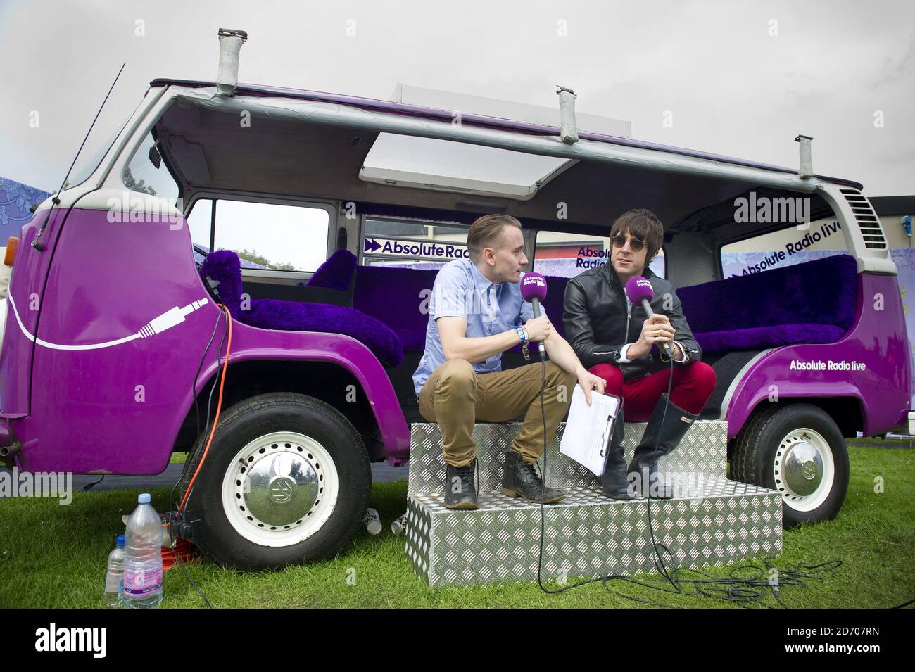 Miles Kane wird von Moderatorin Sarah Champion interviewt, im Absolute Radio Backstage Bereich beim Isle of Wight Festival, im Seaclose Park, Newport Stockfoto