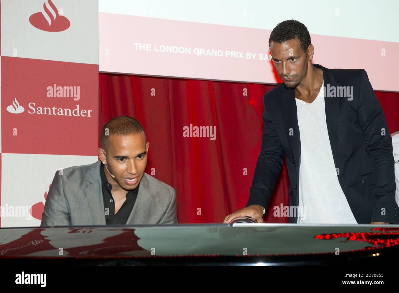 Lewis Hamilton und Rio Ferdinand beim Grand Prix VIP Event in London, im RAC Club im Zentrum von London. Stockfoto