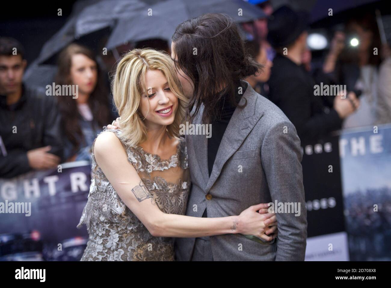 Peaches Geldof und Thomas Cohen bei der Premiere von The Dark Knight Rises im Odeon-Kino am Leicester Square in London. Stockfoto