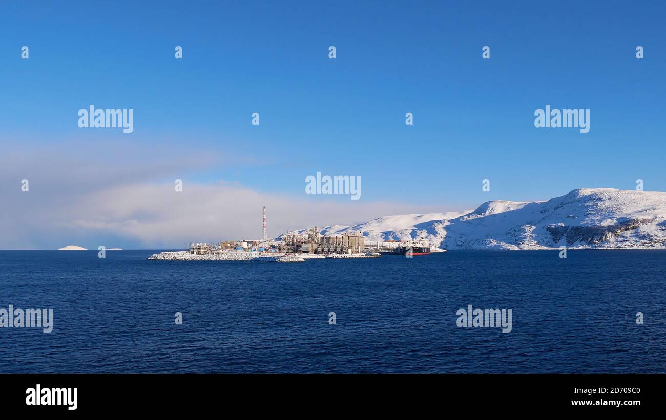 Hammerfest, Norwegen - 03/02/2019: Blick auf Europas größtes Flüssigerdgas (LNG)-Gelände auf der Insel Melkøya im arktischen Meer mit Docking-Tanker. Stockfoto