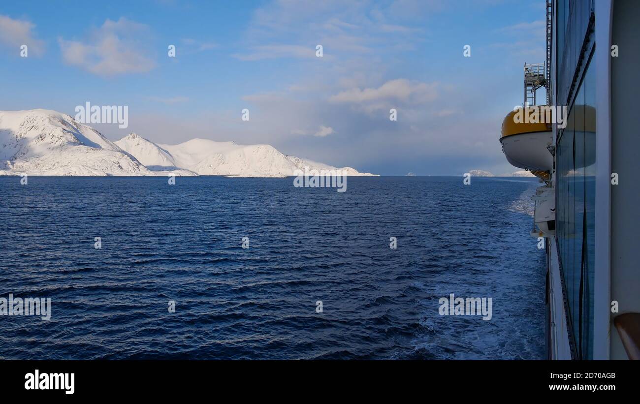 Sørøysundet, Norwegen - 03/02/2019: Hurtigruten Kreuzfahrtschiff MS Trollfjord vorbei an einer Meerenge in der Nähe der Insel Sørøya im arktischen Meer im Winter. Stockfoto