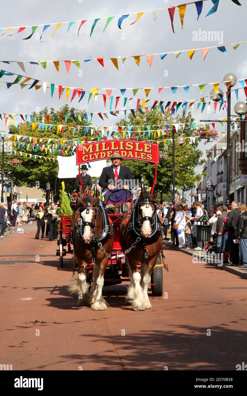 Irvine, Ayrshire, Schottland. Großbritannien, das Festival of Marymass geht auf das Mittelalter zurück und die reiche Pracht dieser Messe zieht jedes Jahr im August die alten Irviniten nach Hause. Im Jahr 1920s wurde der Kredit an den damaligen Provost des Royal Burgh von Irvine, Peter S. Clark, Als erstes wurde vorgeschlagen, dass eine Marymass-Königin ausgewählt und als Teil der Zeremonie gekrönt werden sollte.Es Fand Ein Treffen mit dem Kapitän der Carters statt, was dazu führte, dass 4 lokale Schulkinder als Königinnen ausgewählt werden, Und 2-seitige Jungen, eine Krönungszeremonie im Stadthaus, gefolgt von einer Parade zu ivine Moor. Alle Schwimmer sind von Pferden gezogen Stockfoto