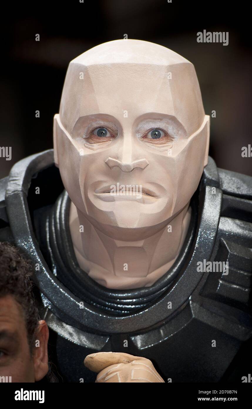 Robert Llewellyn vor dem Prince Charles Kino in London, anlässlich der Vorstellung von Red Dwarf X, der neuen Serie von Red Dwarf, die im Oktober auf Dave läuft. Stockfoto