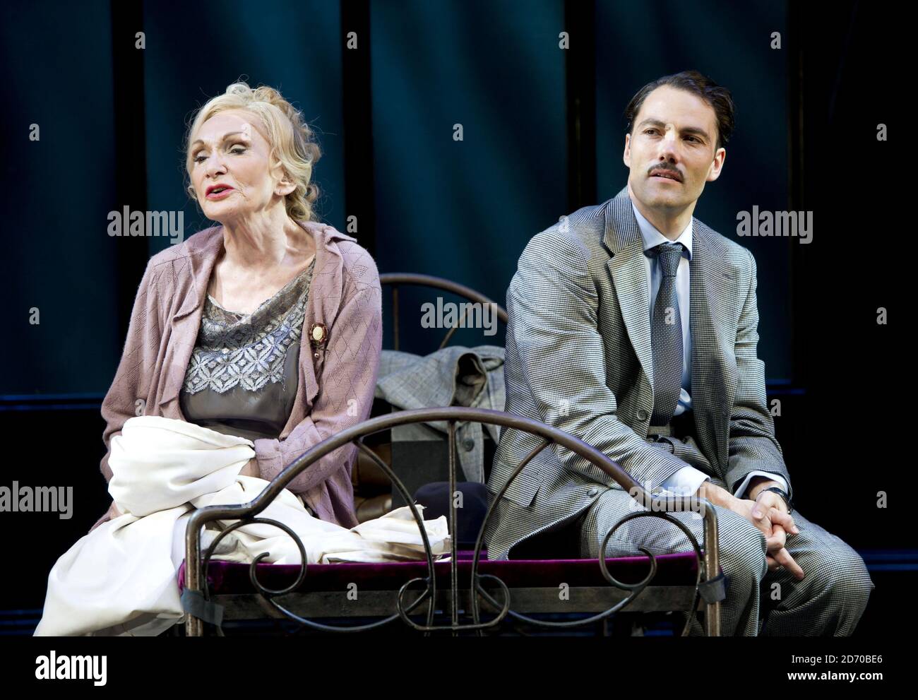 Sian Phillips und Matt Rawle führen Szenen aus dem Cabaret im Savoy Theatre in London auf. Stockfoto