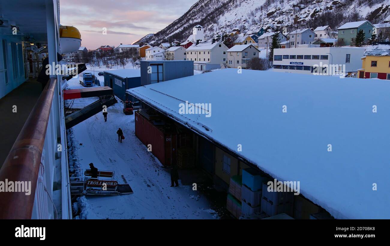 Øksfjord, Norwegen - 03/02/2019: Hurtigruten Kreuzfahrtschiff MS Trollfjord Docking am Hafen des kleinen abgelegenen Dorfes Øksfjord im Winter. Stockfoto