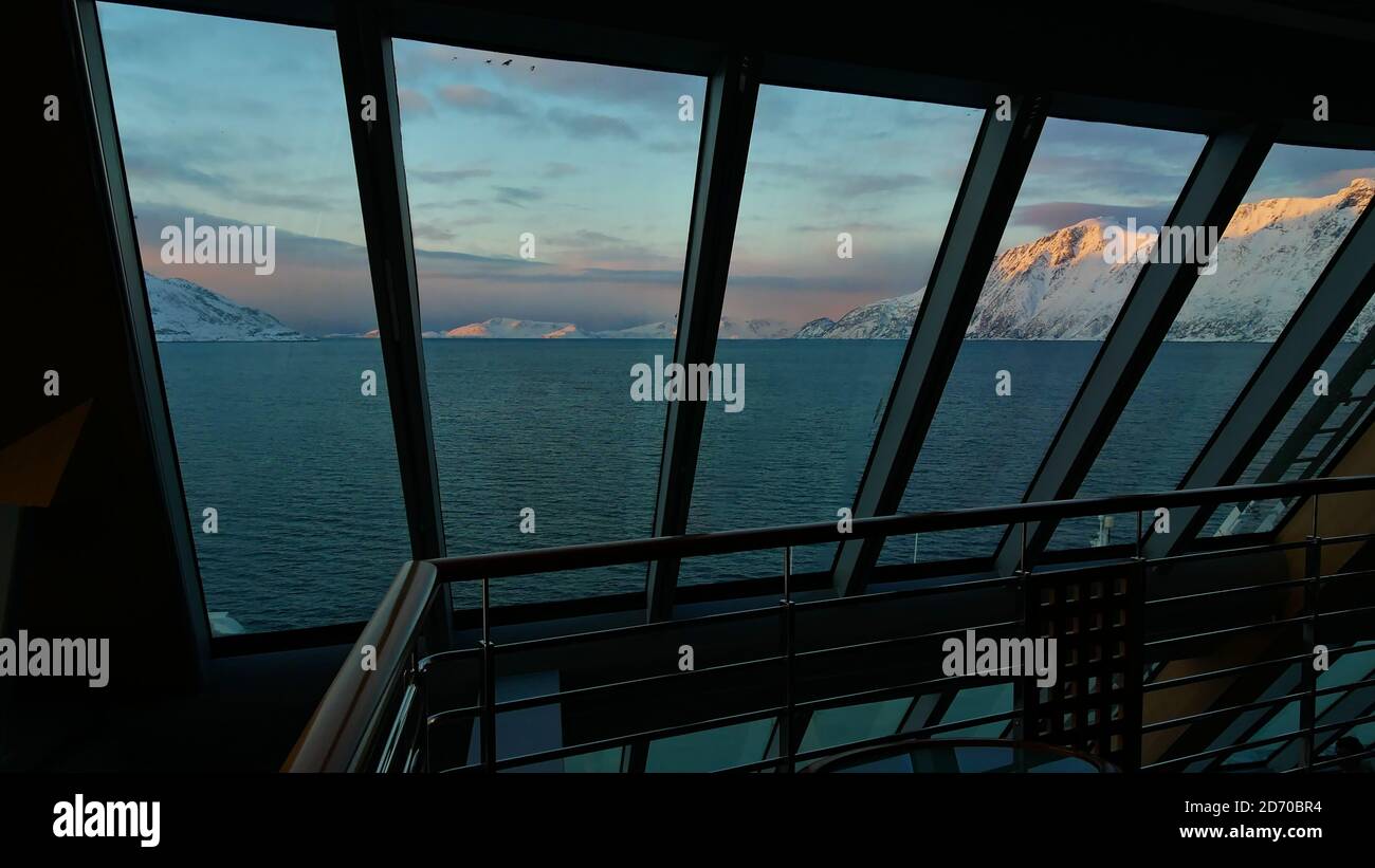 Øksfjord, Norwegen - 03/02/2019: Blick vom Panorama Deck des Hurtigruten Kreuzfahrtschiffes MS Trollfjord mit arktischem Meer im Winter und schneebedeckten Bergen. Stockfoto