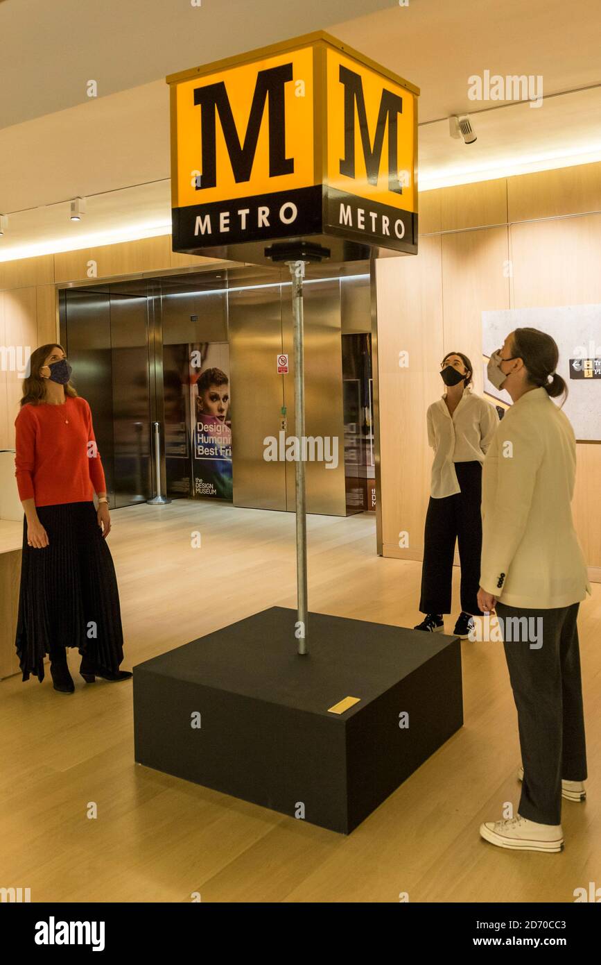 London, Großbritannien. 20. Oktober 2020. Die Mitarbeiter sehen 'Reconstructed Metro Cube', 2019, von Margaret Calvert. Vorschau auf Margaret Calvert: Frau bei der Arbeit im Design Museum in Kensington. Die Ausstellung untersucht den Einfluss des Grafikdesigners auf die visuelle Identität Großbritanniens und deren fortwährende Wirkung durch Projekte wie die neue Schrift Rail Alphabet 2 für Network Rail. Kredit: Stephen Chung / Alamy Live Nachrichten Stockfoto