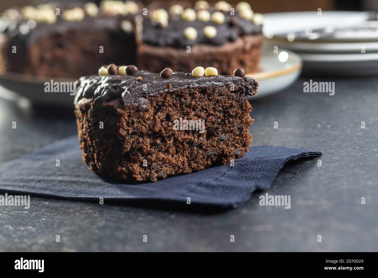 Stück Schokoladenkuchen schwarzen Tisch. Stockfoto