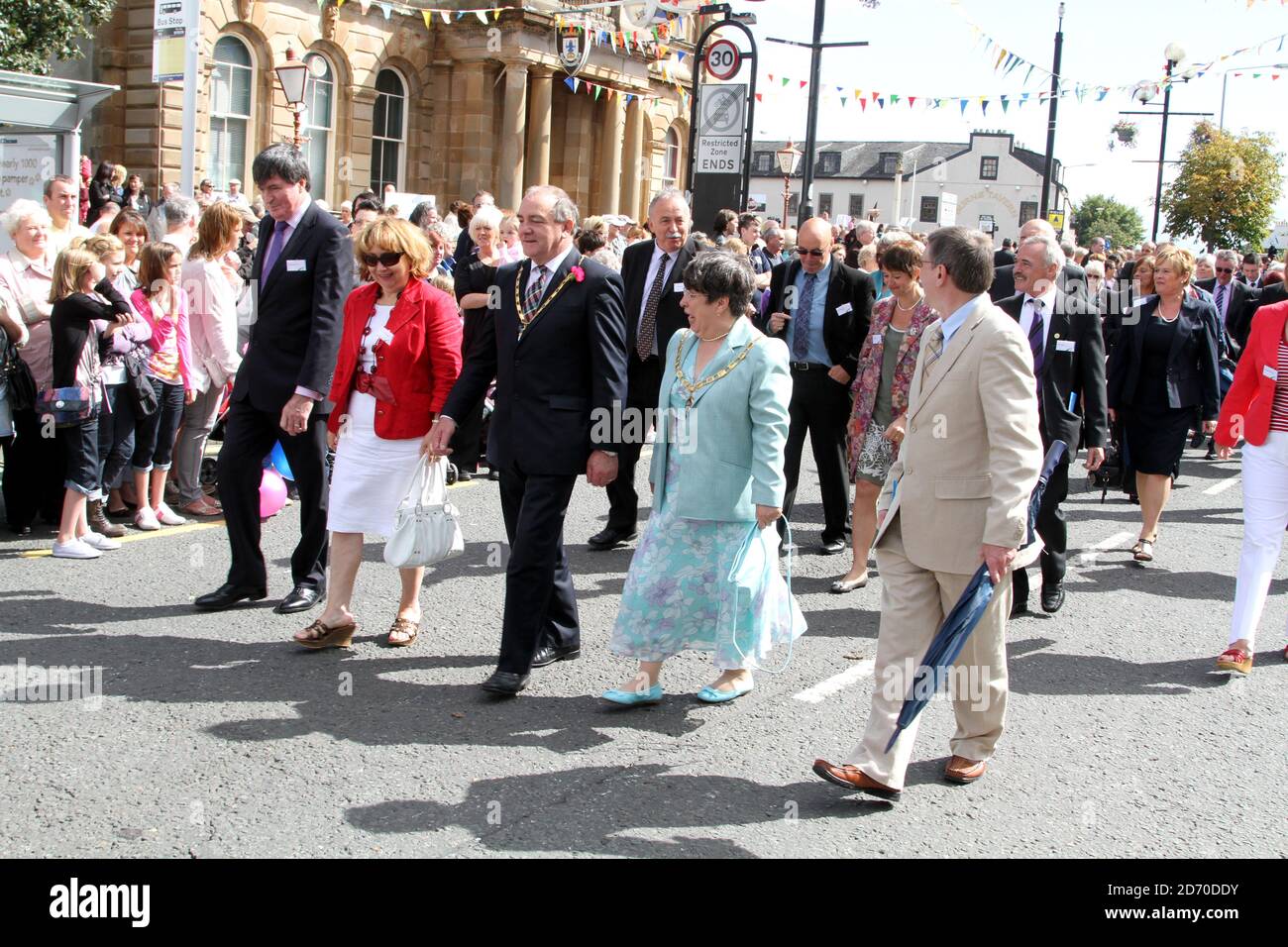 Irvine, Ayrshire, Schottland. Großbritannien, das Festival of Marymass geht auf das Mittelalter zurück und die reiche Pracht dieser Messe zieht jedes Jahr im August die alten Irviniten nach Hause. Im Jahr 1920s wurde der Kredit an den damaligen Provost des Royal Burgh von Irvine, Peter S. Clark, Als erstes wurde vorgeschlagen, dass eine Marymass-Königin ausgewählt und als Teil der Zeremonie gekrönt werden sollte.Es Fand Ein Treffen mit dem Kapitän der Carters statt, was dazu führte, dass 4 lokale Schulkinder als Königinnen ausgewählt werden, Und 2-seitige Jungen, eine Krönungszeremonie im Stadthaus, gefolgt von einer Parade zu ivine Moor. Alle Schwimmer sind von Pferden gezogen Stockfoto