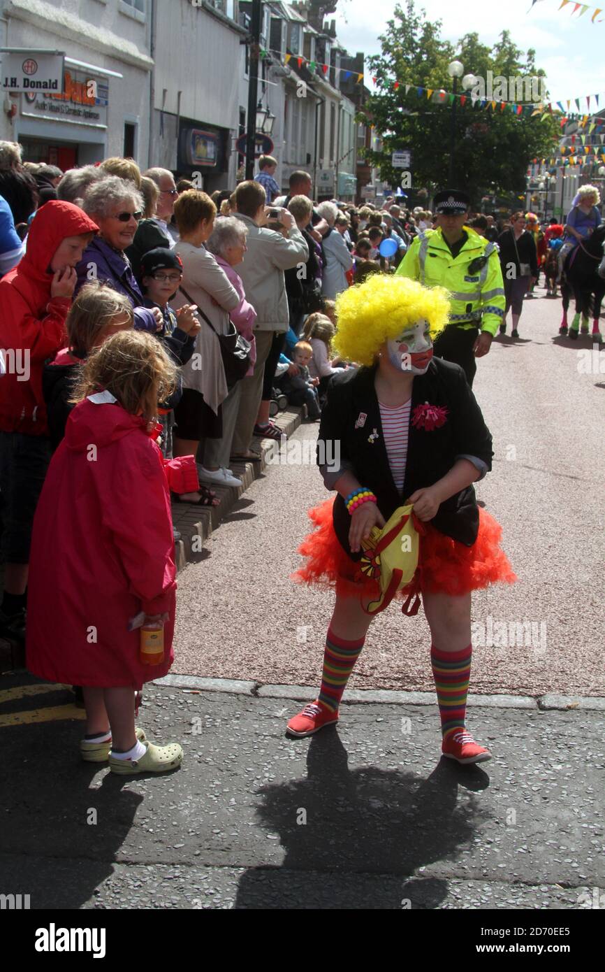 Irvine, Ayrshire, Schottland. Großbritannien, das Festival of Marymass geht auf das Mittelalter zurück und die reiche Pracht dieser Messe zieht jedes Jahr im August die alten Irviniten nach Hause. Im Jahr 1920s wurde der Kredit an den damaligen Provost des Royal Burgh von Irvine, Peter S. Clark, Als erstes wurde vorgeschlagen, dass eine Marymass-Königin ausgewählt und als Teil der Zeremonie gekrönt werden sollte.Es Fand Ein Treffen mit dem Kapitän der Carters statt, was dazu führte, dass 4 lokale Schulkinder als Königinnen ausgewählt werden, Und 2-seitige Jungen, eine Krönungszeremonie im Stadthaus, gefolgt von einer Parade zu ivine Moor. Alle Schwimmer sind von Pferden gezogen Stockfoto