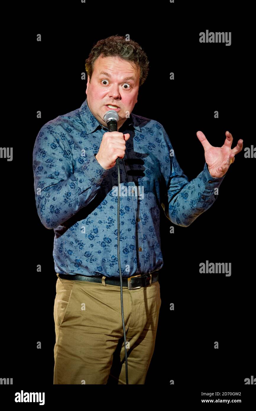 Hal Cruttenden im Shepherd's Bush Empire in London auf der Bühne der war Child Comedy Night, einer Wohltätigkeitsorganisation, die Kindern in konfliktbetroffenen Ländern hilft. Stockfoto